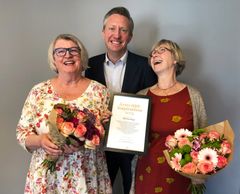 Glada pristagare: Gunnel Ivarsson, sekreterare, och Marianne Cronberg Willman, ordförande för HRF Borlänge, fick ta emot diplom, blommor och 10 000 kronor från HRFs förbundsordförande, Mattias Lundekvam i helgen. Foto: HRF