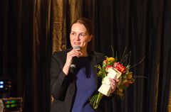 Ida Bylund Lindman, hållbarhetschef Uppsala kommun, tar emot Svenska Jämställdhetspriset.