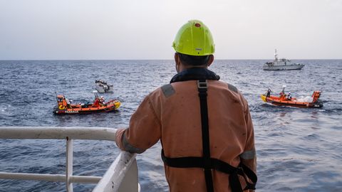 Efter ett nödanrop den 16 november 2021, räddades 99 överlevande av Geo Barents cirka 30 mil från Libyen. Foto: Virginie Nguyen Hoang/HUMA