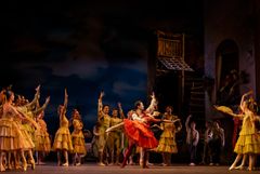 Don Quijote. Kungliga Baletten. Madeline Woo och Dmitry Zagrebin. Foto Kungliga Operan/Carl Thorborg