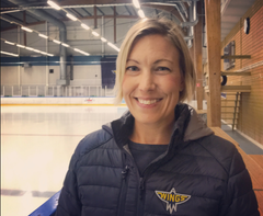 Sigtuna kommuns pris Åres ungdomsledare 2018 tilldelas Annika Bröms, för hennes engagemang i Wings Hockeyskolan och Skridskoskola för Alla.