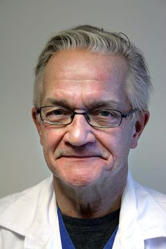 Bengt Fellström, överläkare på Akademiska sjukhuset, har lett en europeisk studie som visar att en ny immunterapi kan stabilisera njurfunktionen hos patienter med njurinflammation av typen IgA nefrit.