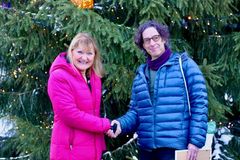 Måndag den 19 december fick Tomer Shalit, grundaren av företaget Climate View som har utvecklat klimatverktyget ClimateOS, ta emot Umeå kommuns miljöpris i samband med kommunfullmäktiges sammanträde. Fullmäktiges ordförande, Marie-Louise Rönnmark (S) överräckte priset.