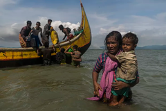 Rohingya-flyktingar anländer till stranden i Dakhinpara i Bangladesh den 14 september 2017.