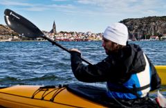 Man kayaking in front of Fjällbacka - Photo Henrik Trygg