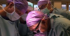 Operation av patient med neuroendokrintumör i bukspottkörteln, så kallad pankreas-NET. På bilden syns fyra av sex endokrinkirurger i teamet: Olov Norlen , Peter Stålberg, Per Hellman och Branislav Klimacek.