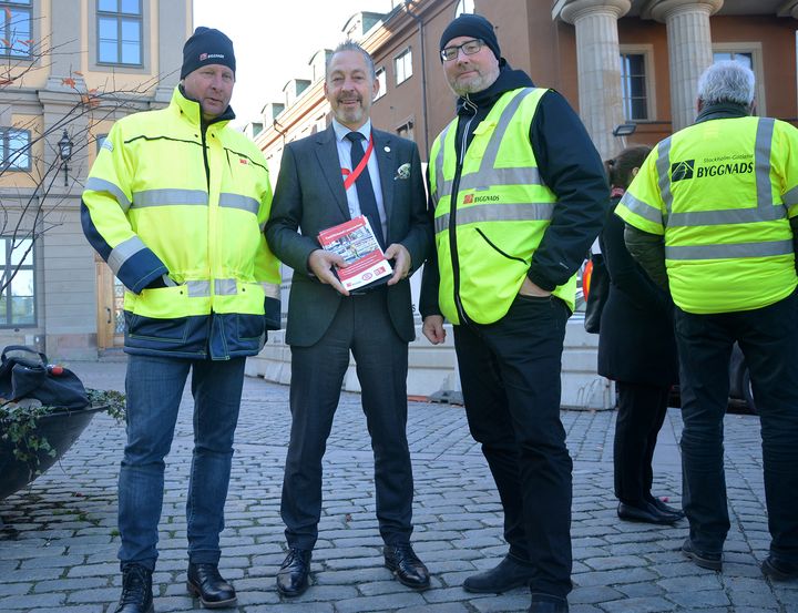 Tomas Kullberg, ordförande Byggnads Stockholm/Gotland, Lars Mejern Larsson (S) och Jonas Sjöberg, ordförande Byggnads Skåne.