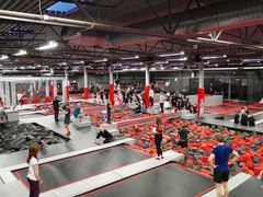 Anläggningen ska stå klar hösten 2020. Den kommer bland annat inrymma trampoliner, foampits och klätterväggar.