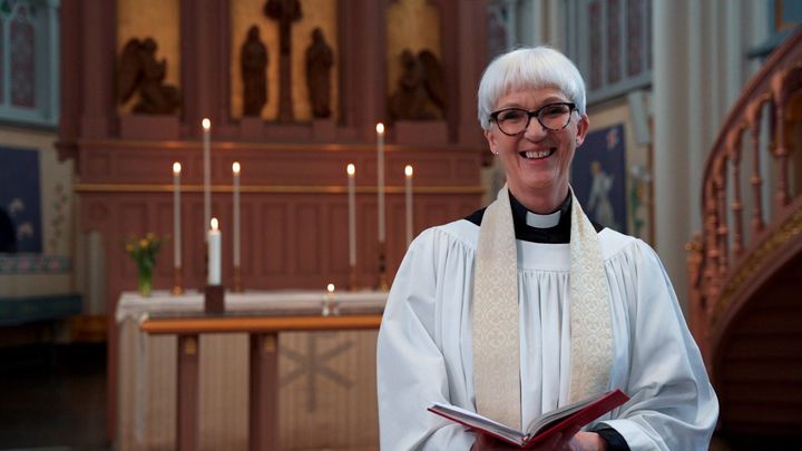 Lena Fagéus leder påskdagens gudstjänst från Kungl hovförsamlingen, där hon är extra ordinarie hovpredikant. Gudstjänsten spelades in i Umeå stads kyrka.