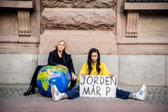 Poddprofilerna Julia Lyskova och Julia Frändfors försöker ta reda på vad vi kan göra för att motverka klimatförändringarna i nya tv-programmet. Foto: Andreas Bardell / Aftonbladet