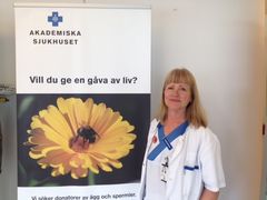 Reproduktionscentrum på Akademiska sjukhuset värvar donatorer i Gränby Centrum. På bilden syns barnmorskan Maj-Britt Nordström Granvik.