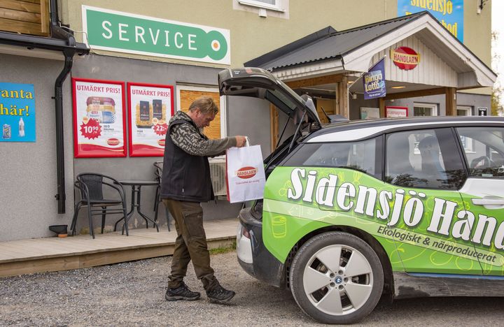 I Sidensjö finns en av kommunens elva servicepunkter. Ett betydelsefullt nav för service och information till bygdens boende och besökare. Foto: Leif Wikberg.