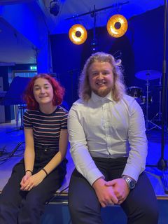 Engla Tedebring och Ture Miderfjäll går musikprogrammet på Midgårdsskolan och är två av de 58 elever från skolan som kommer att inleda Ung scen.