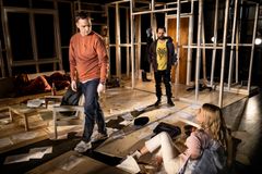 David Rangborg, Bashkim Neziraj och Ester Uddén i "Kära Jelena". Foto: Sören Vilks