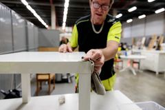 I butiken på ReTuna har kunder under ett drygt års tid kunnat donera eller köpa begagnade IKEA-produkter som har rengjorts och reparerats av medarbetarna hos IKEAs sociala affärspartner Samhall. 