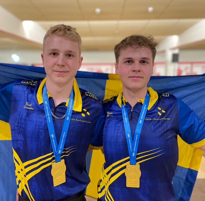 Landslagsdebutanterna Emil Svensson och Kevin Melin vinner guld i dubbel i junior-EM.