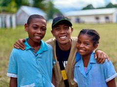 Ratelo Njaranirina Denio och Juvanah Rakotonirina, båda 12 år, bor på Madagaskar – en av länderna  
där organisationen Water Aid bidrar till att barn får tillgång till rent vatten.   
Ernest Randriarimalala i mitten jobbar för organisationen. Foto: William Watts