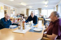 Seniorköket/Lundgården, Uppsala
Finalist Arla Guldko 2023 Bästa Seniormatglädje. Bengt Nilsson (vid fönstret), Stig Clavebring (mitten) och Lars Österberg. Foto: Mikael Wallerstedt.