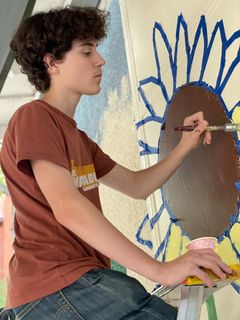 Unga skapar muraler i Skarpnäck. Foto: Kulturskolan