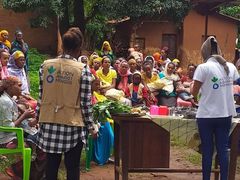 Etiopiska kvinnor får information om hur tilldelad man tak tillagas av hjälparbetre från organisationen Action Against Hunger. Foto: ACF Ethiopia
