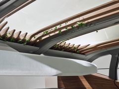 Träribbor och gröna växter i taket i visionära Audi AI:ME
