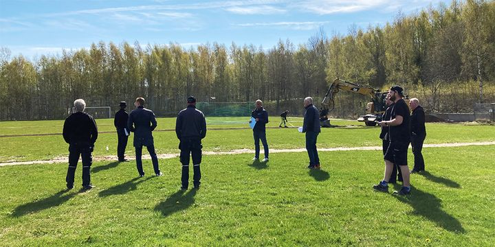 Peter Hagström och Martin Funck med medarbetare på plats på Öxnehaga IP för att se över vad som behöver göras på anläggningen inför hösten, då båda planerna ska vara spelbara och bokas genom Jönköpings kommun.