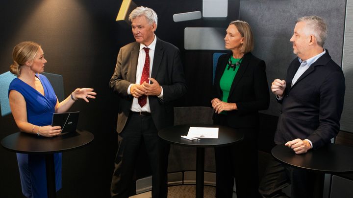 Akavias pressansvariga Caroline Cederquist samtalar med Peter Örn, Lee Wermelin och Patrik Nilsson.