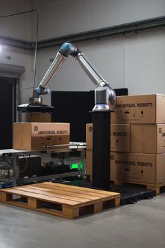 Universal Robots nya cobot UR20 palleterar på en EUR-pall. Foto: Universal Robots