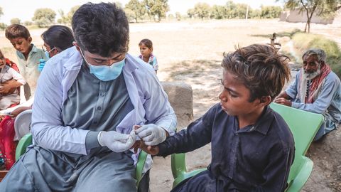 Läkare Utan Gränsers medicintekniker tar ett malariaprov i samband med översvämningarna i Pakistan 2022. Foto: Zahra Shoukat