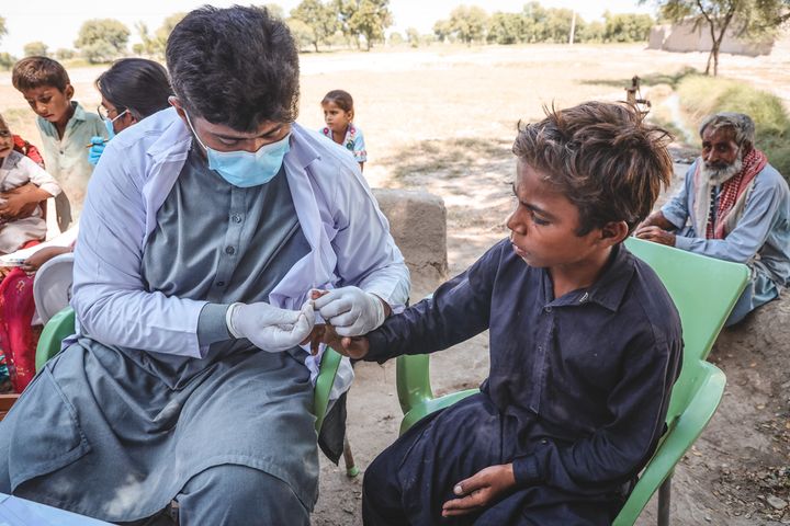 Läkare Utan Gränsers medicintekniker tar ett malariaprov i samband med översvämningarna i Pakistan 2022. Foto: Zahra Shoukat