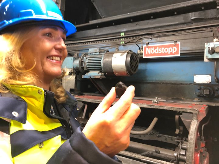Charlotta Sund, vd på Tekniska verken i Linköping, lägger den allra sista kolbiten i kolpannan på kraftvärmeverket i Linköping.