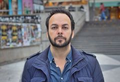 Författaren Alejandro Leiva Wenger får en litterär skylt. Foto: Olivia Borg