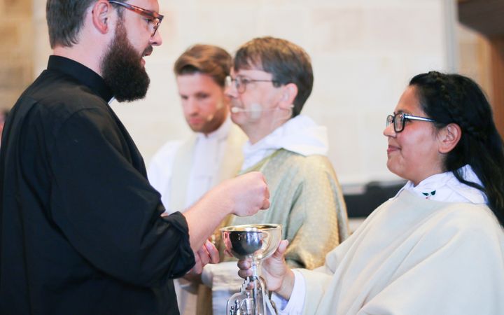 Ett av prästens viktigaste uppdrag är att förvalta sakramenten och att förmedla dem till församlingen. Foto Camilla Lindskog.
