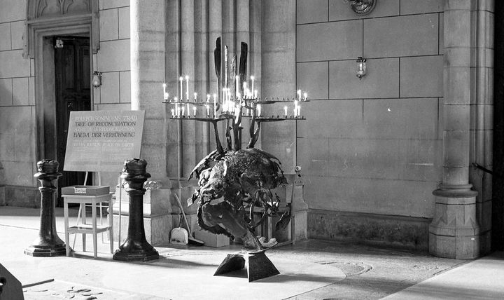 Ljusbäraren Folkförsoningens träd i Uppsala domkyrka skapades inför Kyrkornas Världsråds generalförsamling i Sverige 1968. Det var den första ljusbäraren i modern tid i en svensk kyrka. Idag har de flesta kyrkor en eller flera ljusbärare.