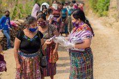 I Guatemala delar Diakonias samarbetsorganisation AGIMS ut mat och munskydd till utsatta kvinnor och familjer som drabbats av matbrist och förlorad inkomst. Foto: AGIMS