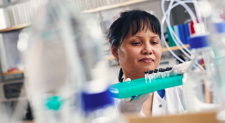 Nya forskningsrön bekräftar att lodstamcellstransplantation är effektivare än traditionell bromsmedicin vid skovvis MS. Akademiska har som enda svenska sjukhus medverkat i den så kallade MIST-studien vars preliminära resultat nu är klara.