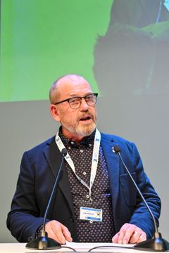 Johan Lindholm håller installationstal. Foto: Anton Levein