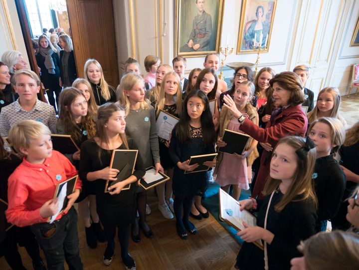 Drottningen samtalar med elever från Adolf Fredriks musikklasser vid Majblommans diplomering 2016. Pressbilder från dagens ceremoni publiceras inom kort. Foto 2016: Jonas Borg