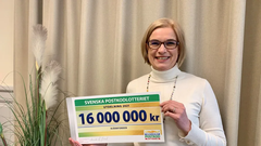 Anna Hemlin, generalsekreterare på Hjärnfonden tar emot Postkodlotteriets bidrag på 16 miljoner