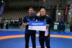 Albin Olofsson, AIK (th) tar emot Hejapriset