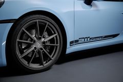Kontrasterande sidodekaler i Agate Grey och Carrera S-fälgar i Titanium Grey är standard för Porsche 911 Carrera T.