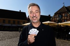 Först ut i Malmö! Kocken och TV-profilen Tareq Taylor köpte Malmös första majblommor av Linnea Ma. 