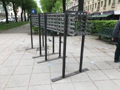 Metallskulptur i Karlavägsallén i hörnet Nybrogatan. Konstnären Ida idaida granskar våldets natur och hur det påverkar oss.