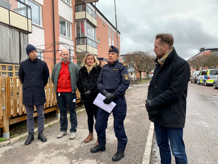 Under torsdagen presenterades handlingsplanen för ökad trygghet på Levertinsgatan i Gränby. Från vänster: Kommunstyrelsens ordförande Erik Pelling (S), ICA-handlare Mats Lundgren, rektor för Gränbyskolan Cilla Peiro, kommunpolis Lisa Sannervik samt kommunens säkerhetschef Anders Fridborg.