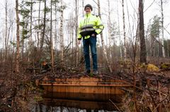 Håkan Björkman är först ut i Blekinge med att plugga ett dike för klimatet. Foto: Ola Runfors, Skogsstyrelsen (Bilden är fri att använda i samband med rapportering om den här nyheten.)