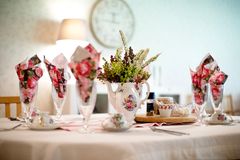 Undernäring är ett vanligt problem bland äldre i Sverige. I Sigtuna kommun har all personal på äldreboendena därför utbildats för att på olika vis förebygga detta, bland annat genom att skapa en trivsammare miljö vid matborden. Bilden är från en lunch på Ärlinghem. Foto: Rosie Alm