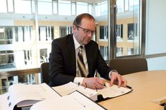 Anders Moberg, vd på Afa Försäkring, skriver under ansökan till Finansinspektionen om omvandlingen till tjänstepensionsföretag. Foto: Adam Fredholm