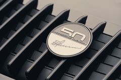 Plaketten på motorhuven identifierar bilen som en 911 Edition 50 Years Porsche Design.