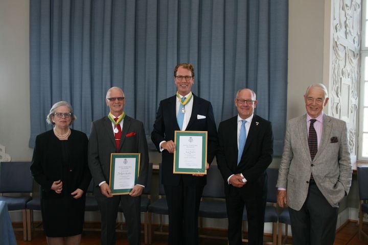 I mitten Torbjörn Lundin och Axel Bodén, Transjö Garveri, som tilldelas Hantverksmedaljen av Kungl. Patriotiska Sällskapet. Förslagsställaren landshövdingen Peter Egardt, Kungl Patriotiska sällskapets ordförande Johan Nordenfalk samt Sällskapets ständiga sekreterare Marianne Reuterskiöld flankerar medaljörerna.