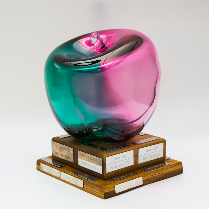 Priset till Årets kulturkommun består bland annat av ett glasäpple, ett vandringspris tillverkat av konstnären Rune Strand.